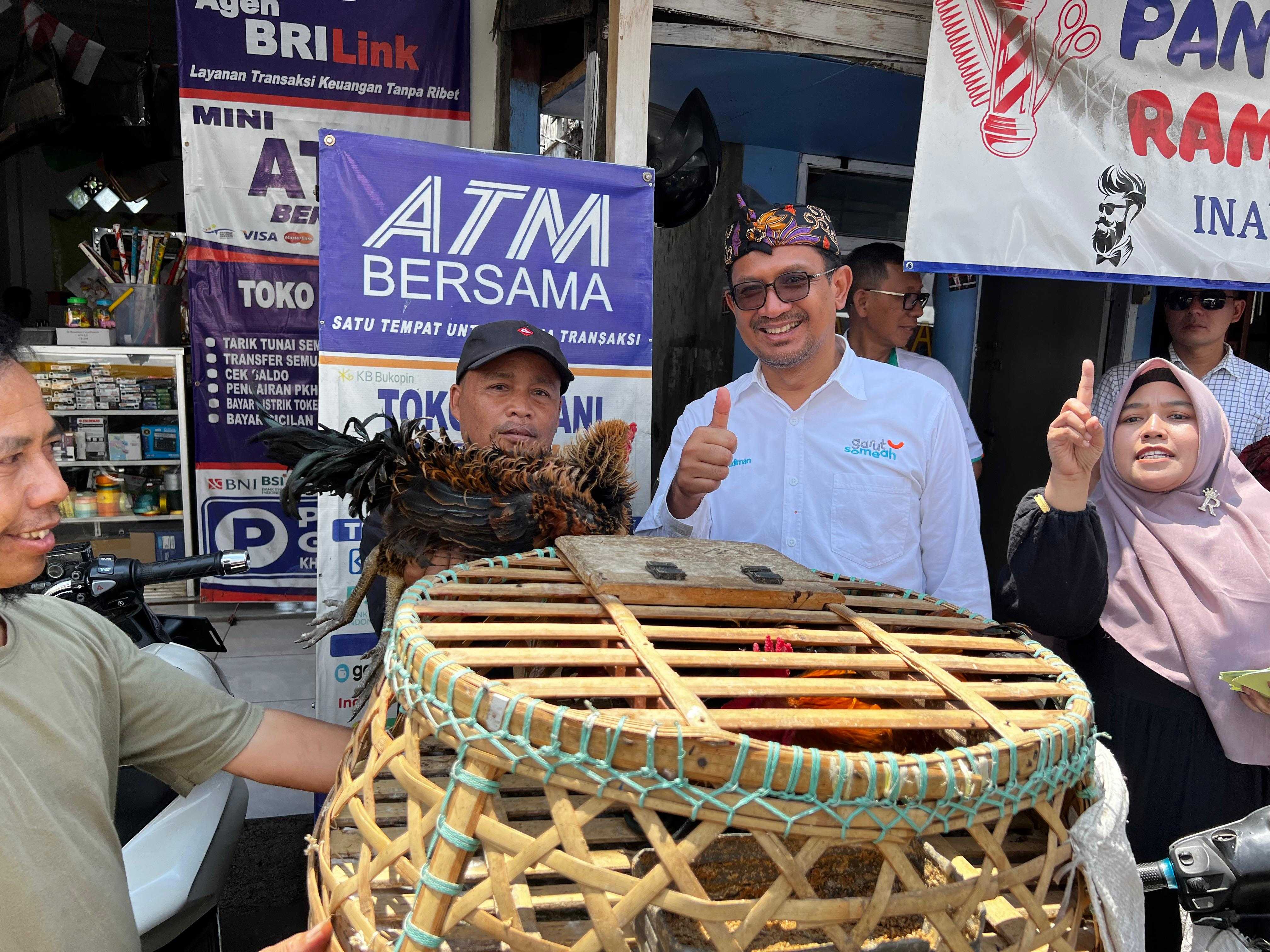 Mendukung Ekonomi Lokal, dr.Helmi Budiman Ajak Masyarakat Berbelanja di Pasar Tradisional.